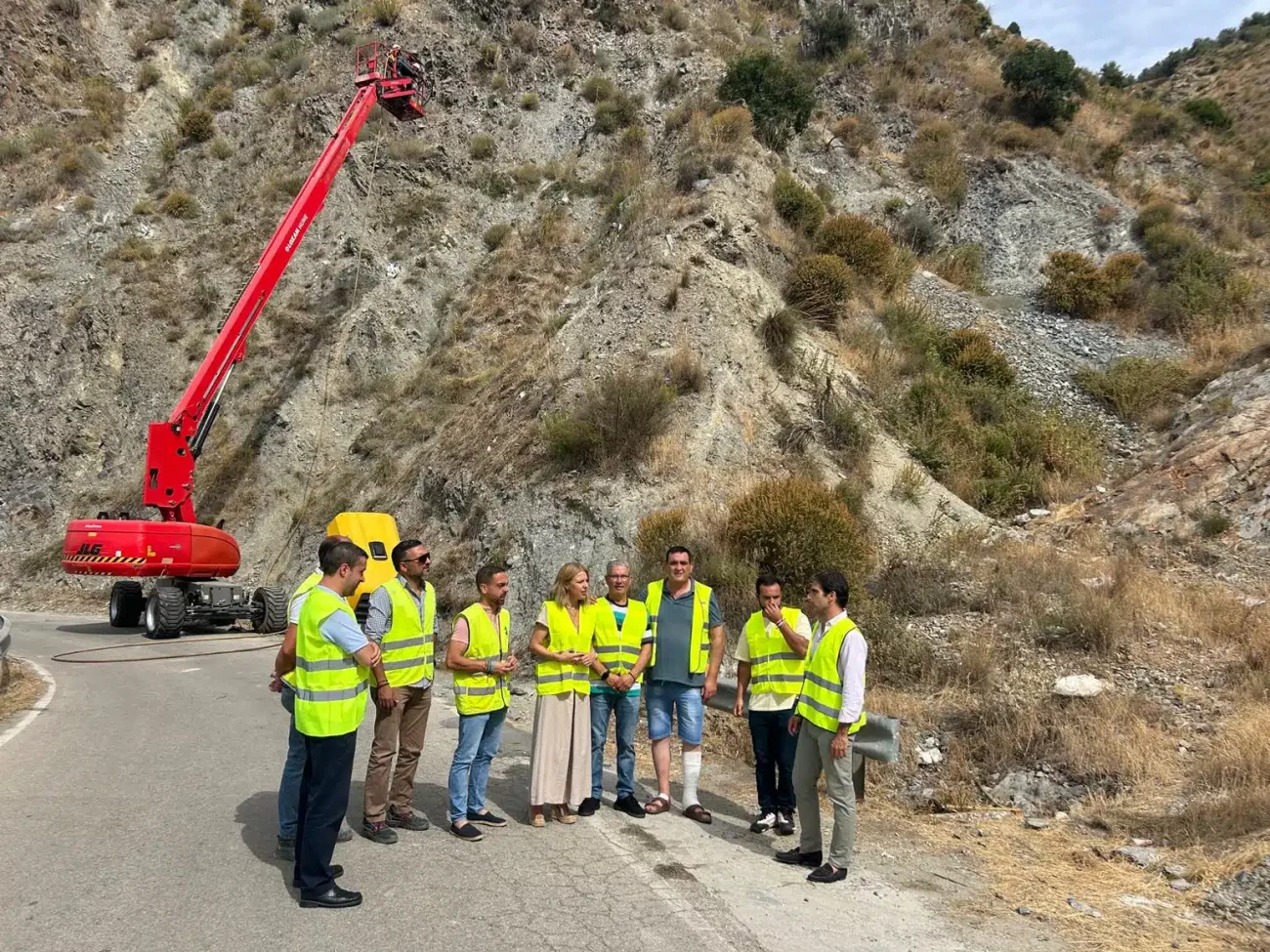 Nieves Atencia visita las obras de mejora de la carretera MA-4105