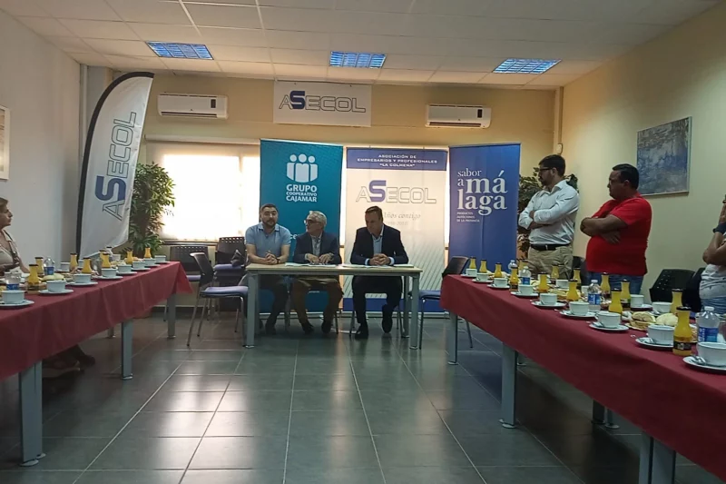 ASECOL y Cajamar renuevan su convenio para apoyar a pymes y autónomos de Colmenar