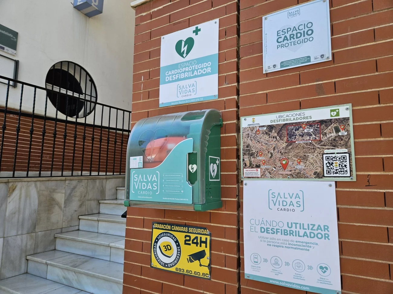 Desfibrilador en la puerta junto al Centro de Salud de Periana