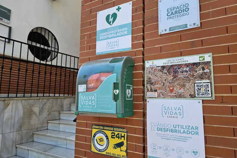 Periana se equipa con 9 desfibriladores para actuar con rapidez ante una parada cardíaca
