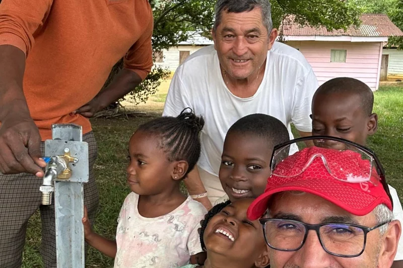 De Canillas de Aceituno a Guinea Ecuatorial: la solidaridad de Paco ‘el Cubano’ lleva agua al pueblo de Mebere