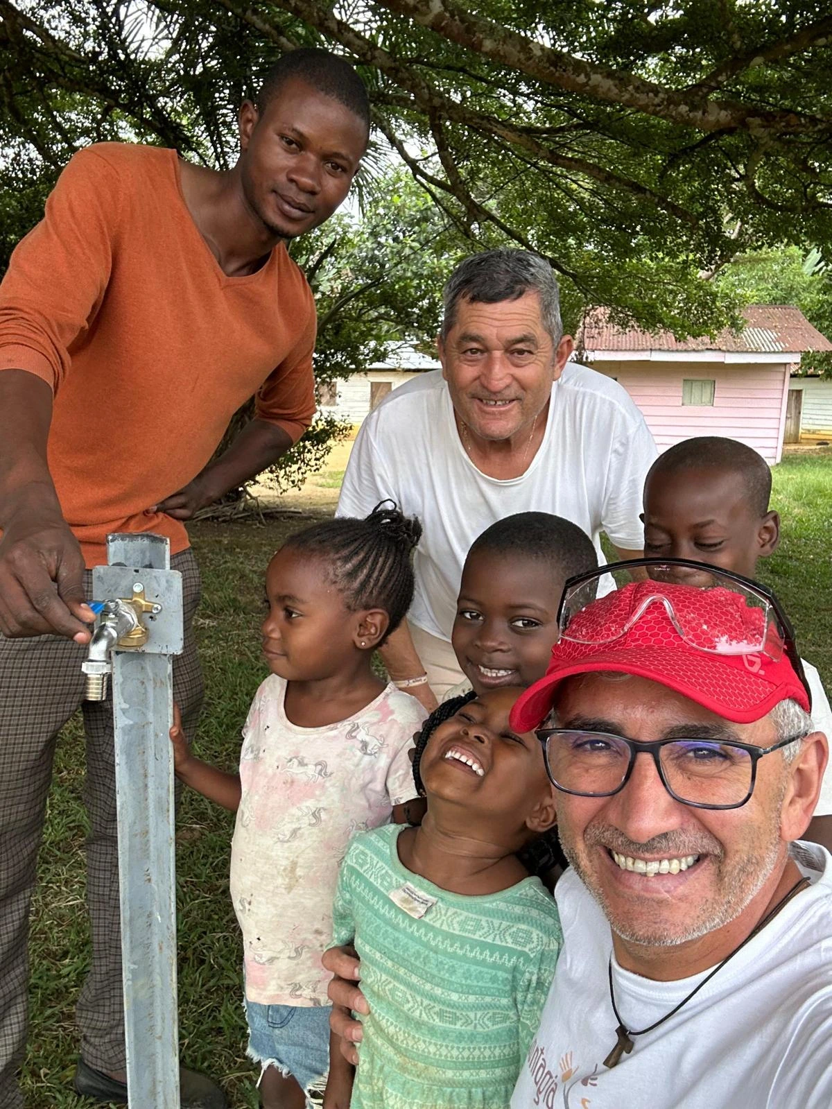 Paco El Cubano junto a uno de los grifos instalados en Mebere
