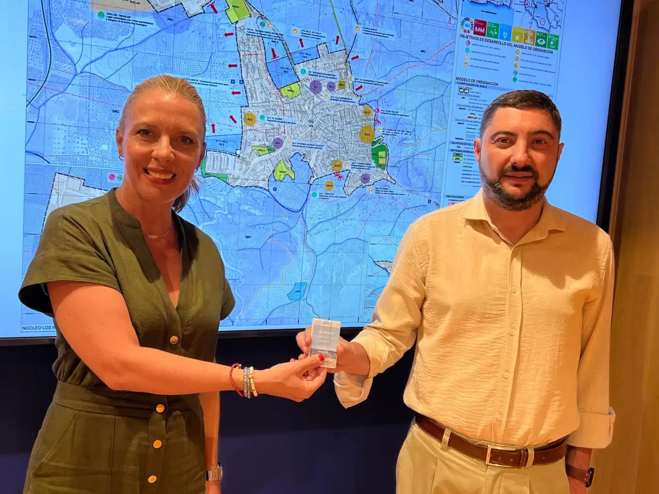 Entrega del plan urbanistico a Colmenar