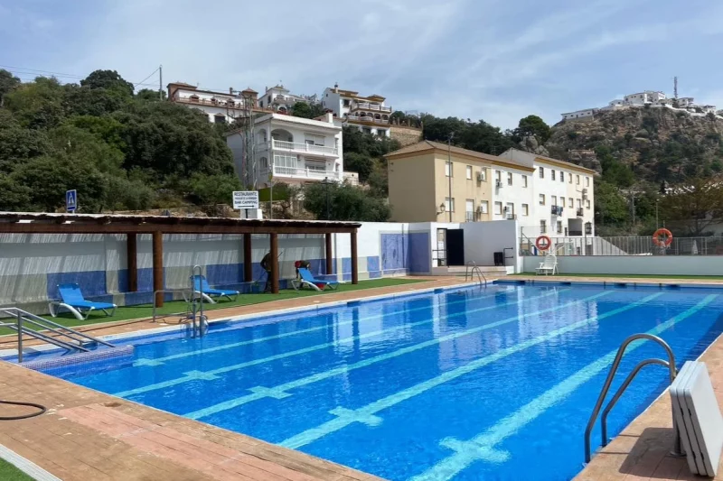 Comares amplía la apertura de su piscina municipal durante septiembre
