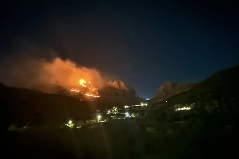Extinguido el incendio declarado en el Boquete de Zafarraya, en Alcaucín