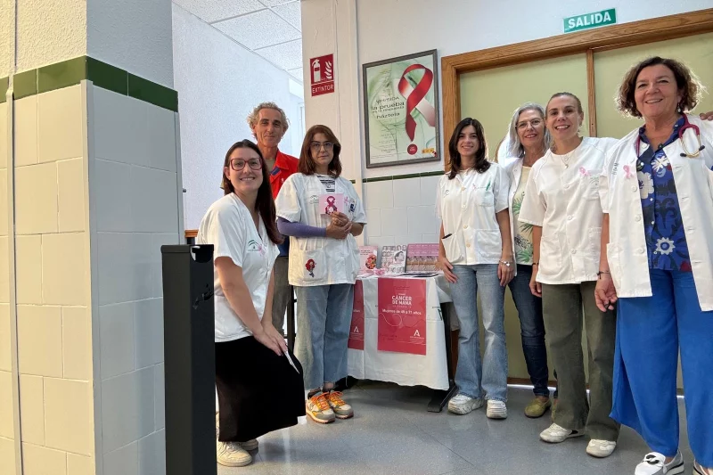 Profesionales sanitarios se suman al Octubre Rosa en la Axarquía junto a las asociaciones de mujeres con cáncer de mama