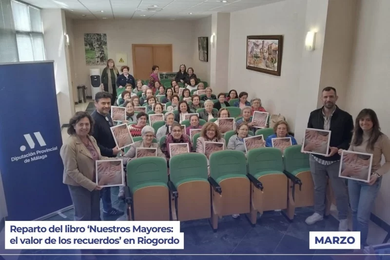 Riogordo reparte entre sus mayores el libro ‘El valor de los recuerdos’ para compartir memoria en familia