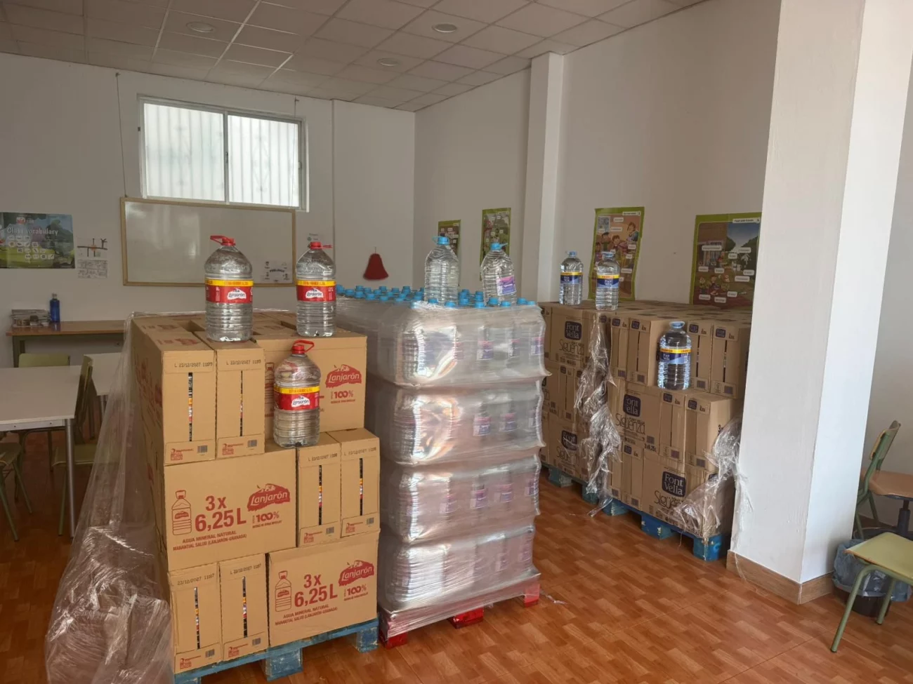 Reparto de botellas de agua en Canillas de Aceituno