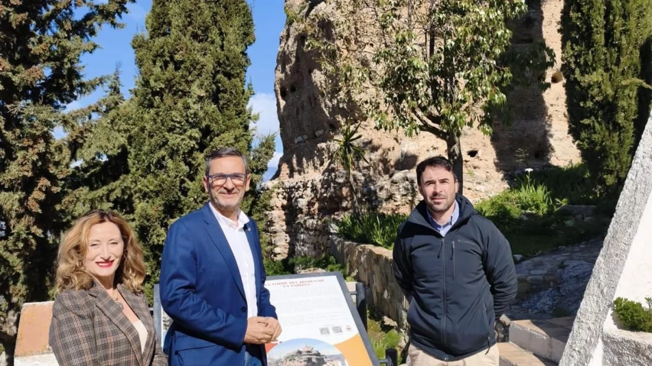 El delegado territorial de Turismo y Andalucía Exterior en Málaga, Carlos García junto al alcalde de Comares, José Miguel Ruiz Padilla, y la primera teniente de alcalde, Emilia Ana Jiménez.